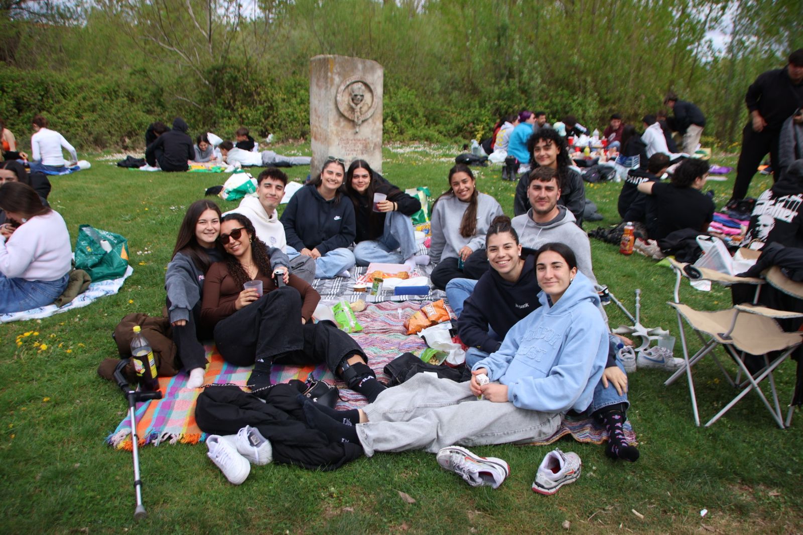 Un multitudinario Lunes de Aguas en Salamanca llena la ribera del Tormes