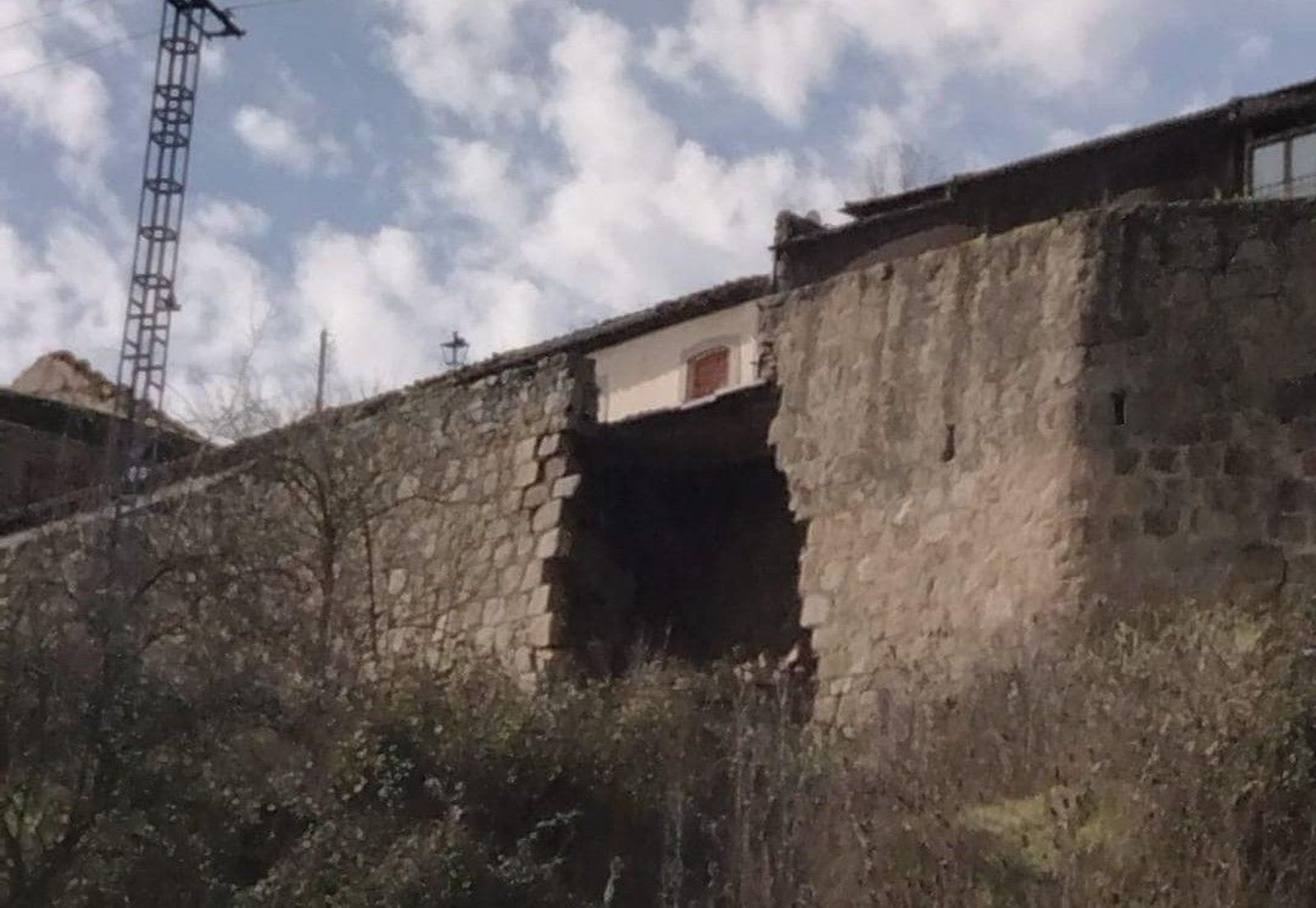 Parte de la muralla caída. Foto: Ledesma Viva