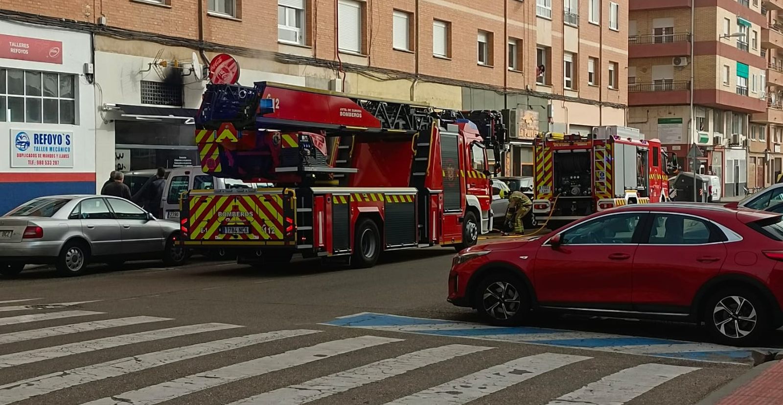 Imagen de los bomberos en un bar de la calle Obispo Acuña