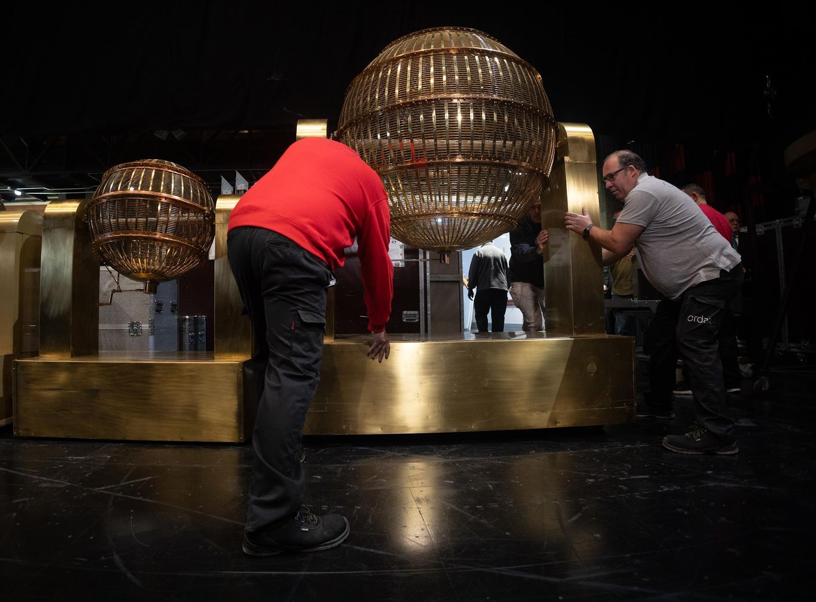 Personal de mantenimiento desplaza uno de los bombos del Sorteo Extraordinario de Navidad, en el Teatro Real.  - Eduardo Parra - Europa Press - Archivo