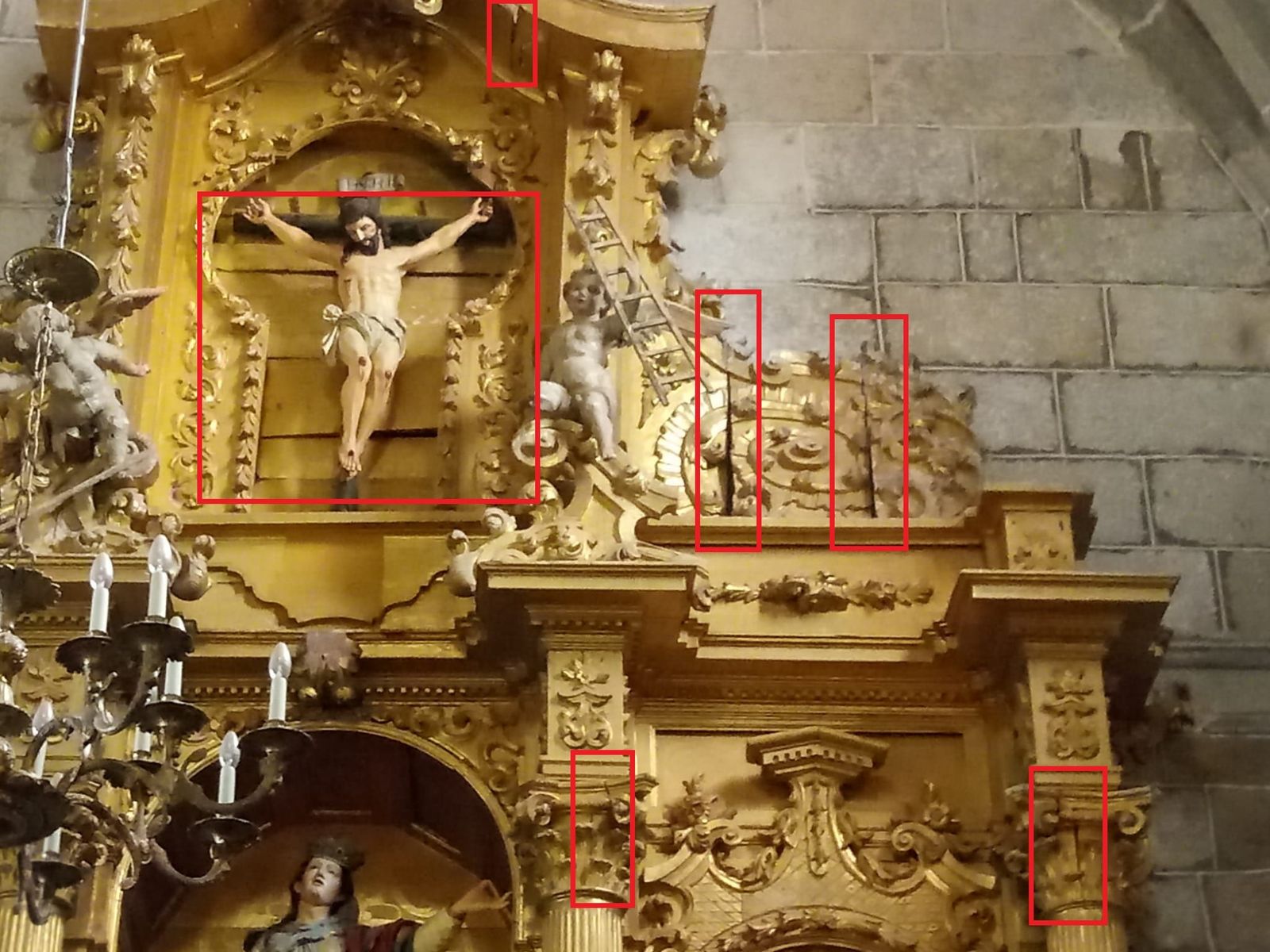 Daños con grietas y movimiento de tablas que se observan en el retablo de la iglesia de Olmedo de Camaces
