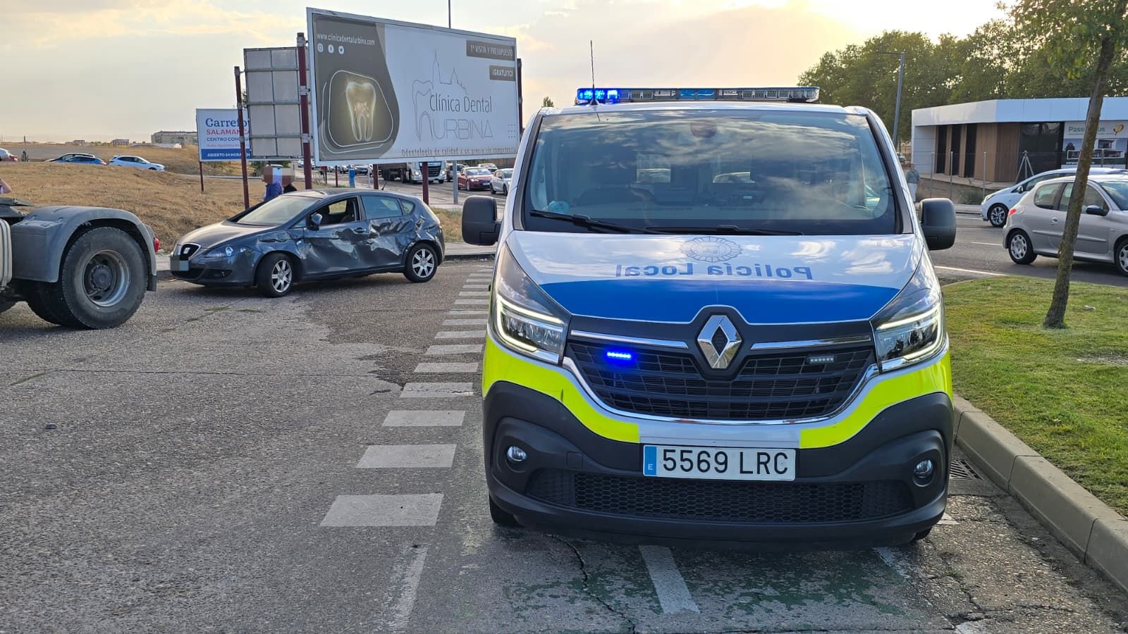 Colisión entre un turismo y un camión en el Polígono de los Villares