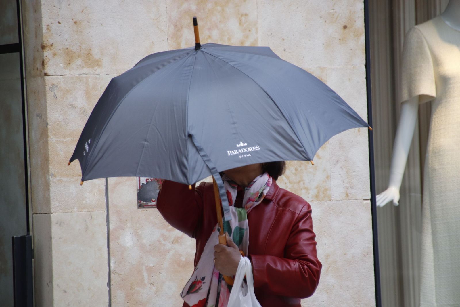 Gente paseando por las calles de Salamanca con paraguas. Foto de archivo