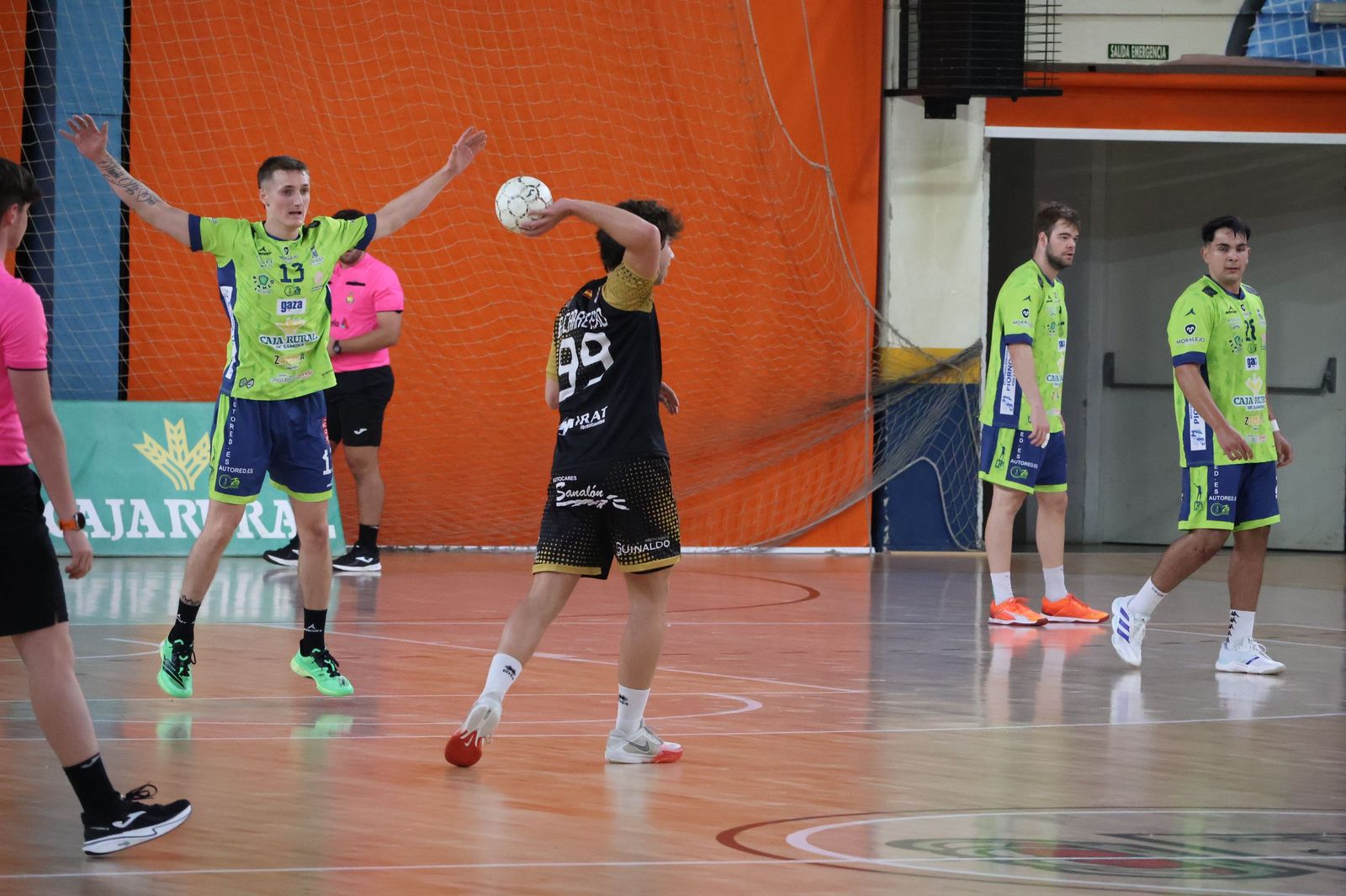 GALERÍA | El BM Zamora recibe en casa al Ciudad de Salamanca en un duelo muy ajustado