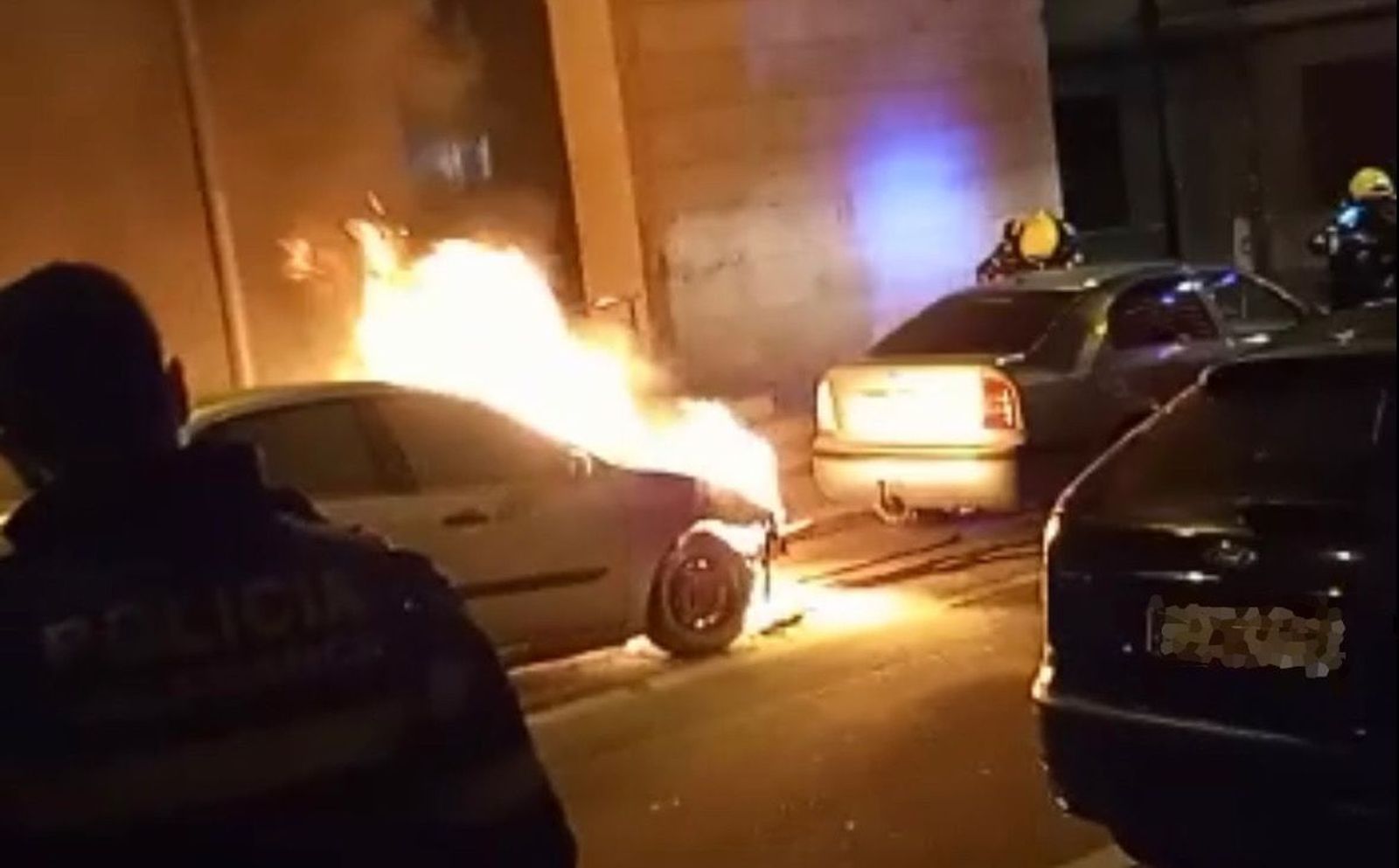 Arde un coche en la calle Padre Cámara