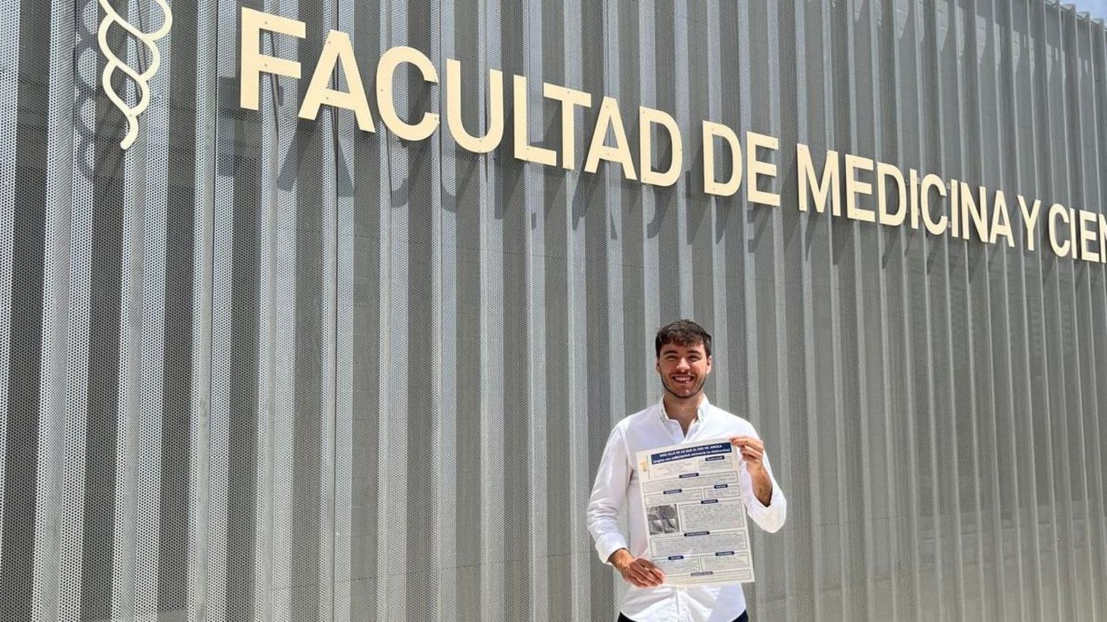 Diego Carrillo Pino en la Facultad de Medicina en la que se graduó