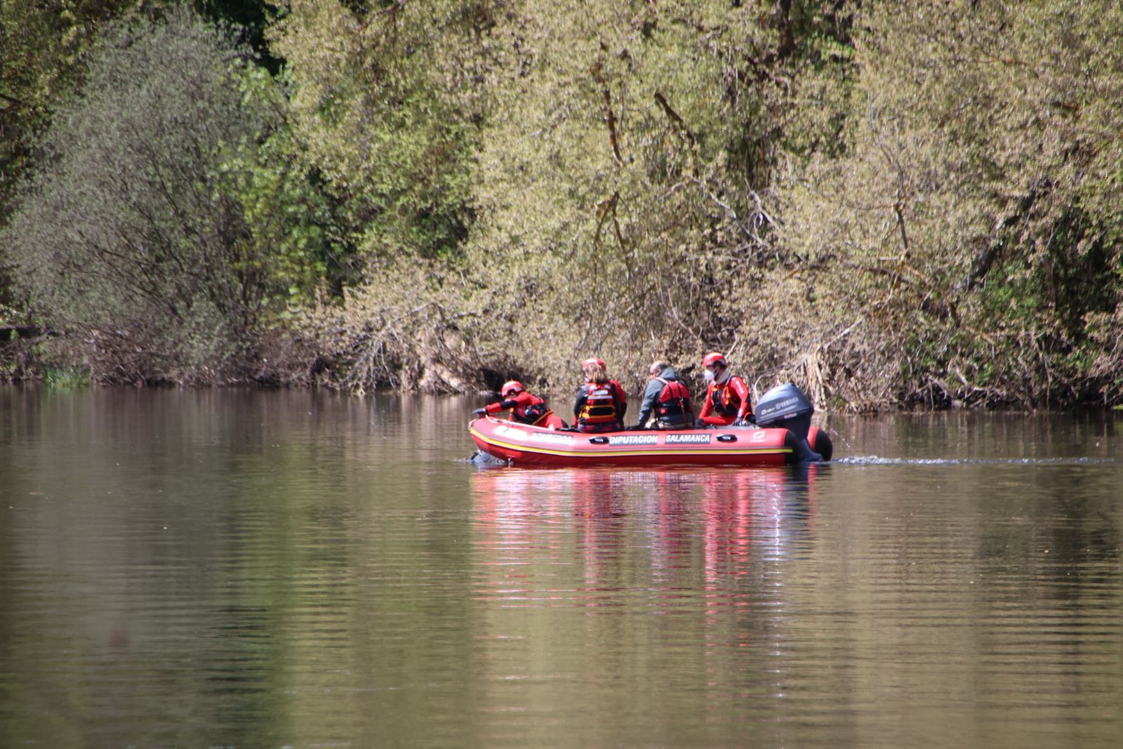 Dispositivo de rescate del cuerpo sin vida en el río Tormes entre Villamayor y Santibañez del Río