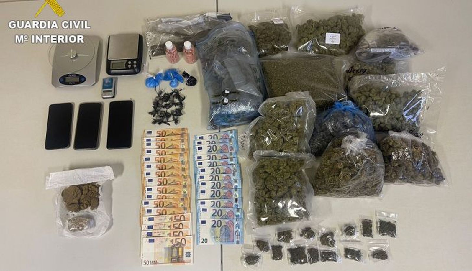 Marihuana, cocaína, hachís, pastillas y más de 1000 euros en efectivo, entre los efectos incautados en la operación antidroga de Los Alcaldes, Buenos Aires y La Salle 