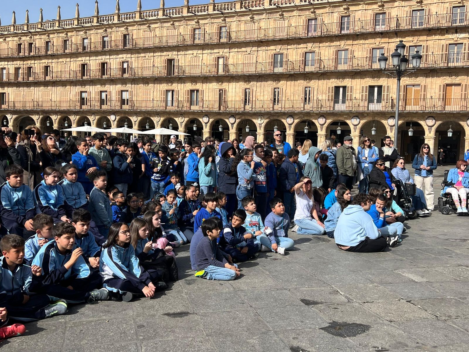 Acto de sensibilización en la Plaza Mayor de Salamanca con motivo del Día Mundial de Concienciación sobre el Autismo