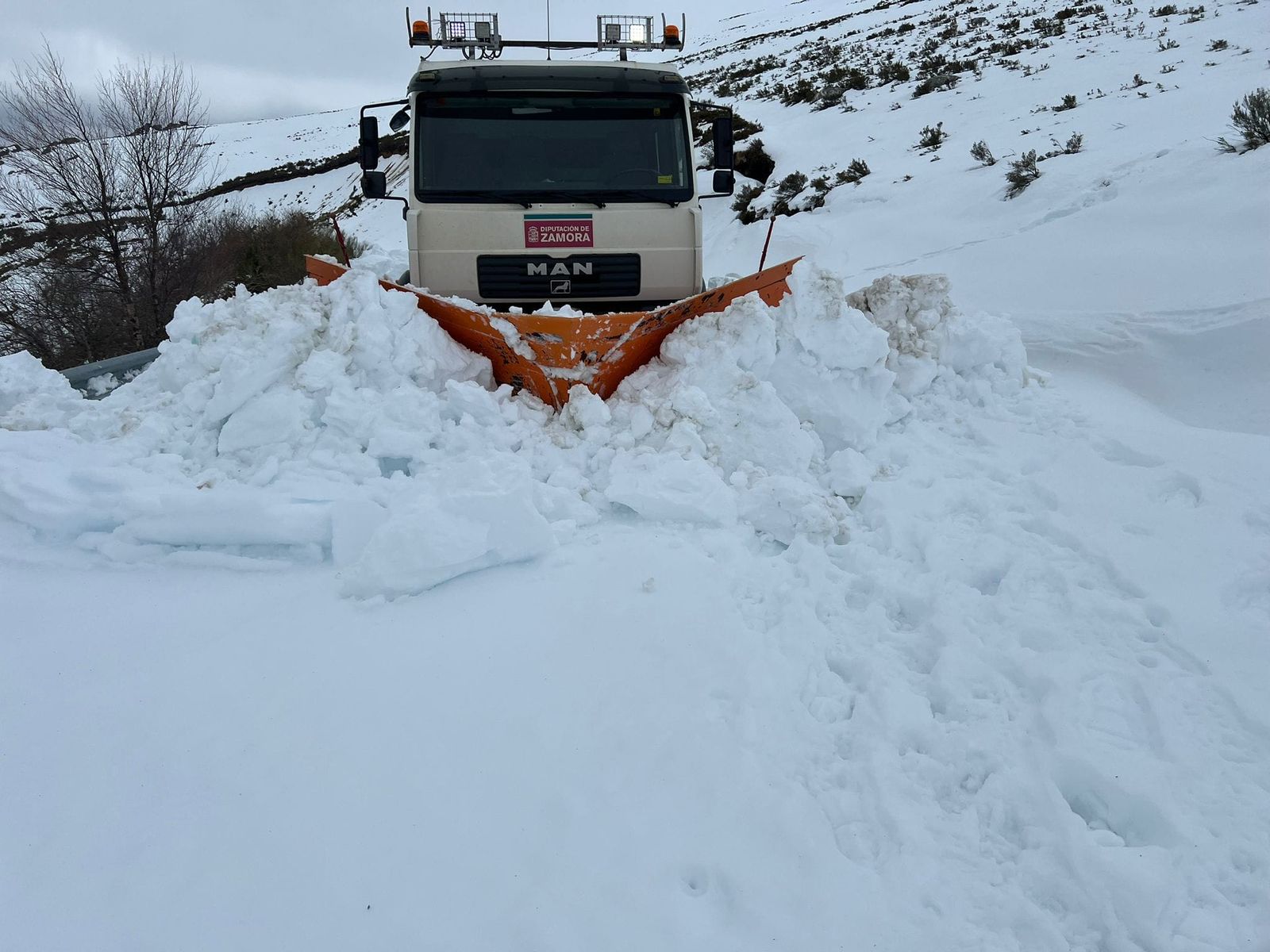 Los quitanieves intentan eliminar la nieve en la carretera del Alto de Vizcodillo