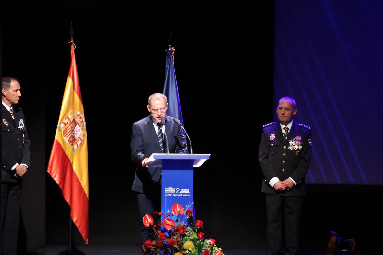 Ceremonia de imposición de condecoraciones a miembros de la Policía Nacional en honor a los Santos Ángeles Custodios
