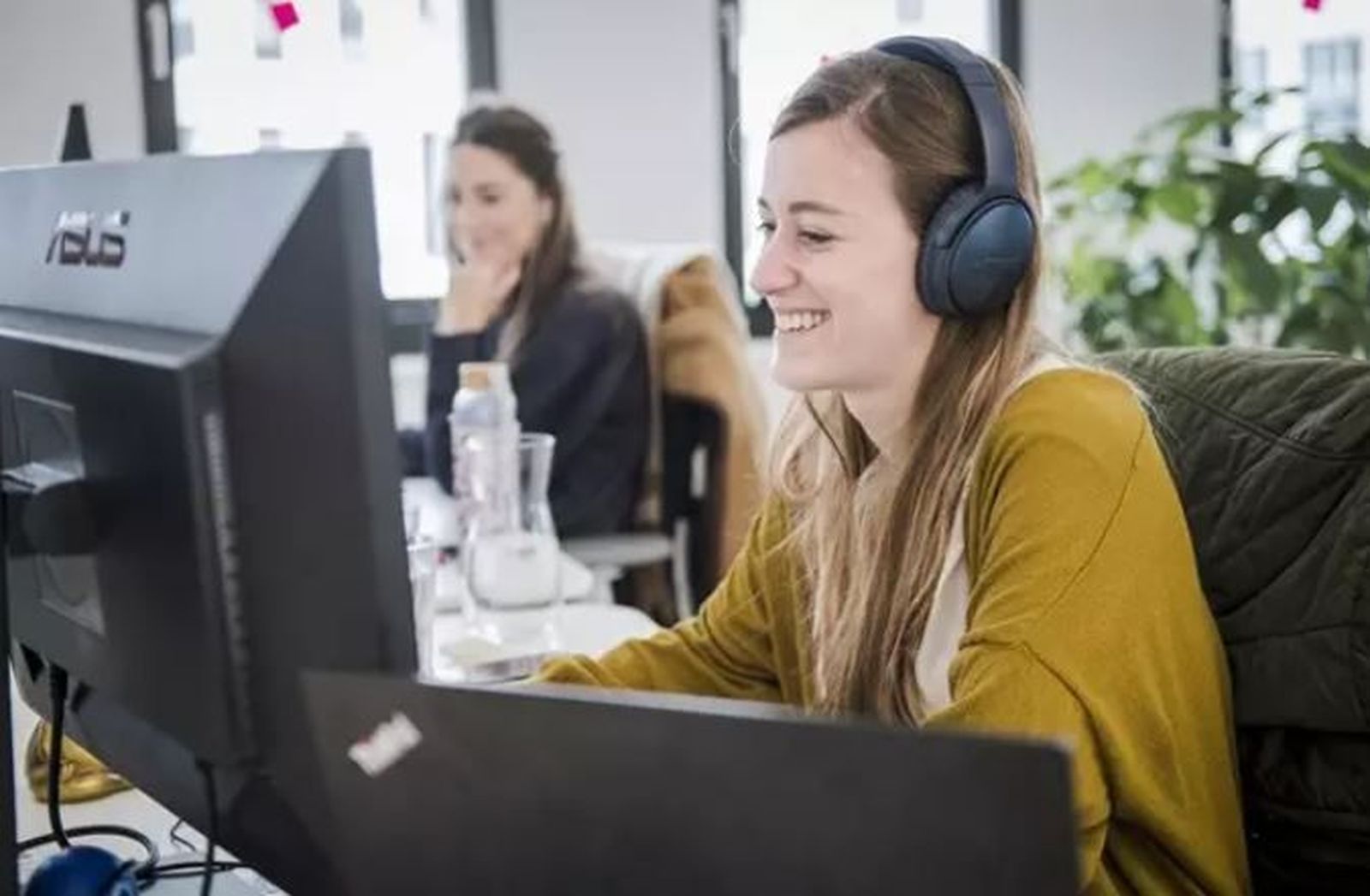 Una mujer trabajando. EP. Archivo.