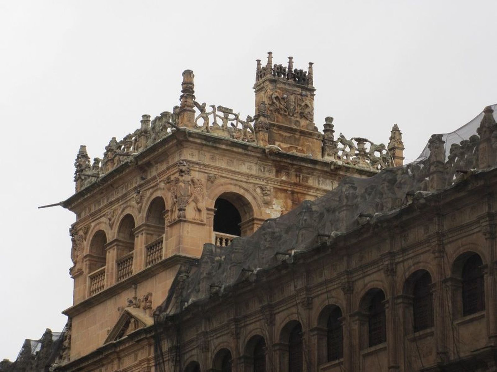 Importante deterioro en la piedra del Palacio de Monterrey y el Convento de San Francisco