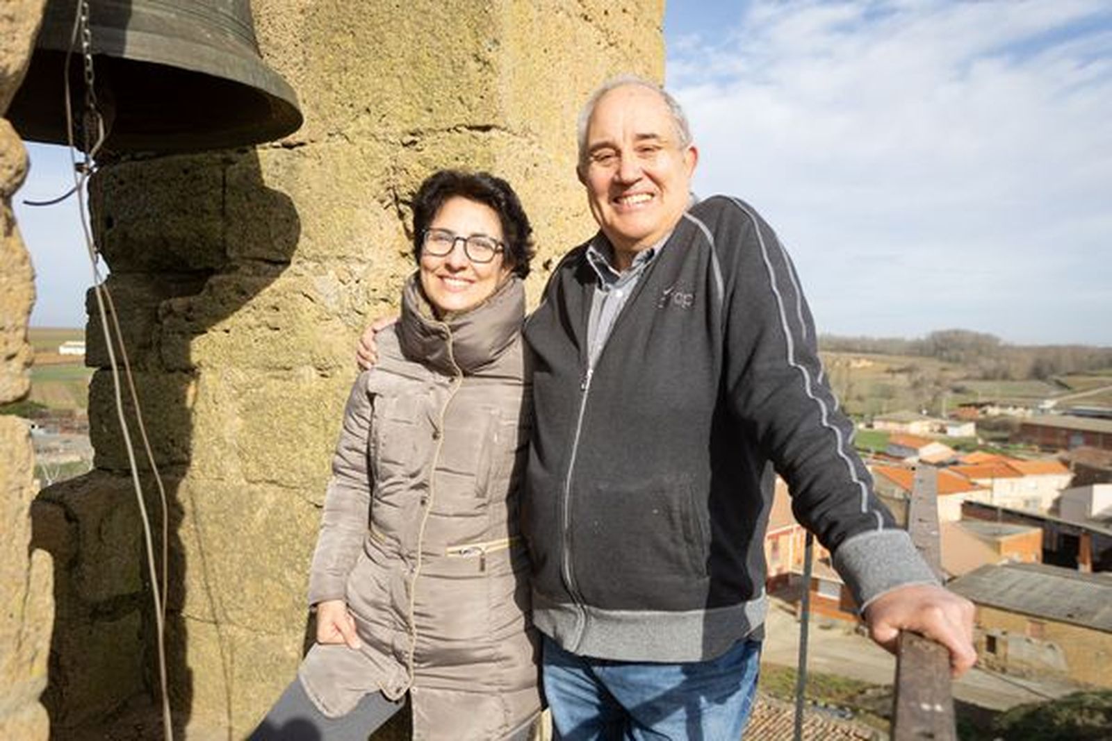 La Torre de la Iglesia de Vega de Villalobos y miembros de la asociación Salvemos la Torre. J.Leal