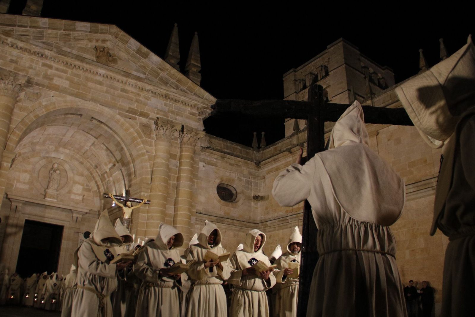 Recorrido procesional de la Hermandad del Espíritu Santo Fotos: Víctor Garrido