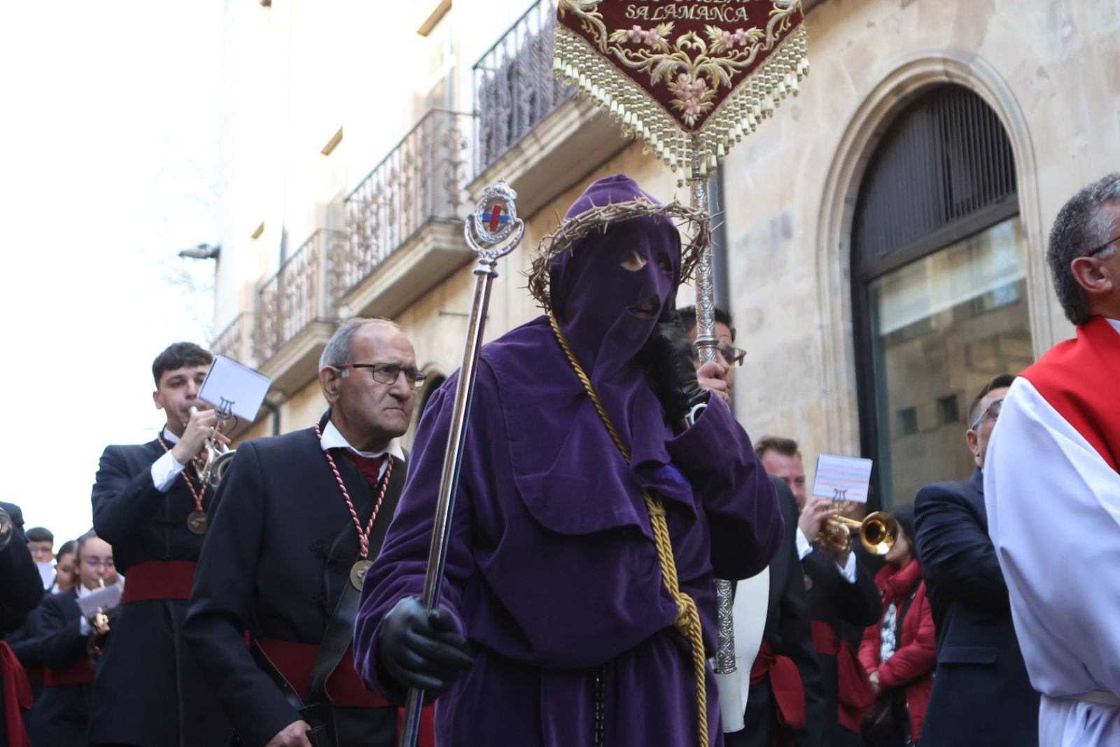 Jesús Rescatado procesiona en Salamanca con su nueva túnica y la atenta mirada de cientos de fieles