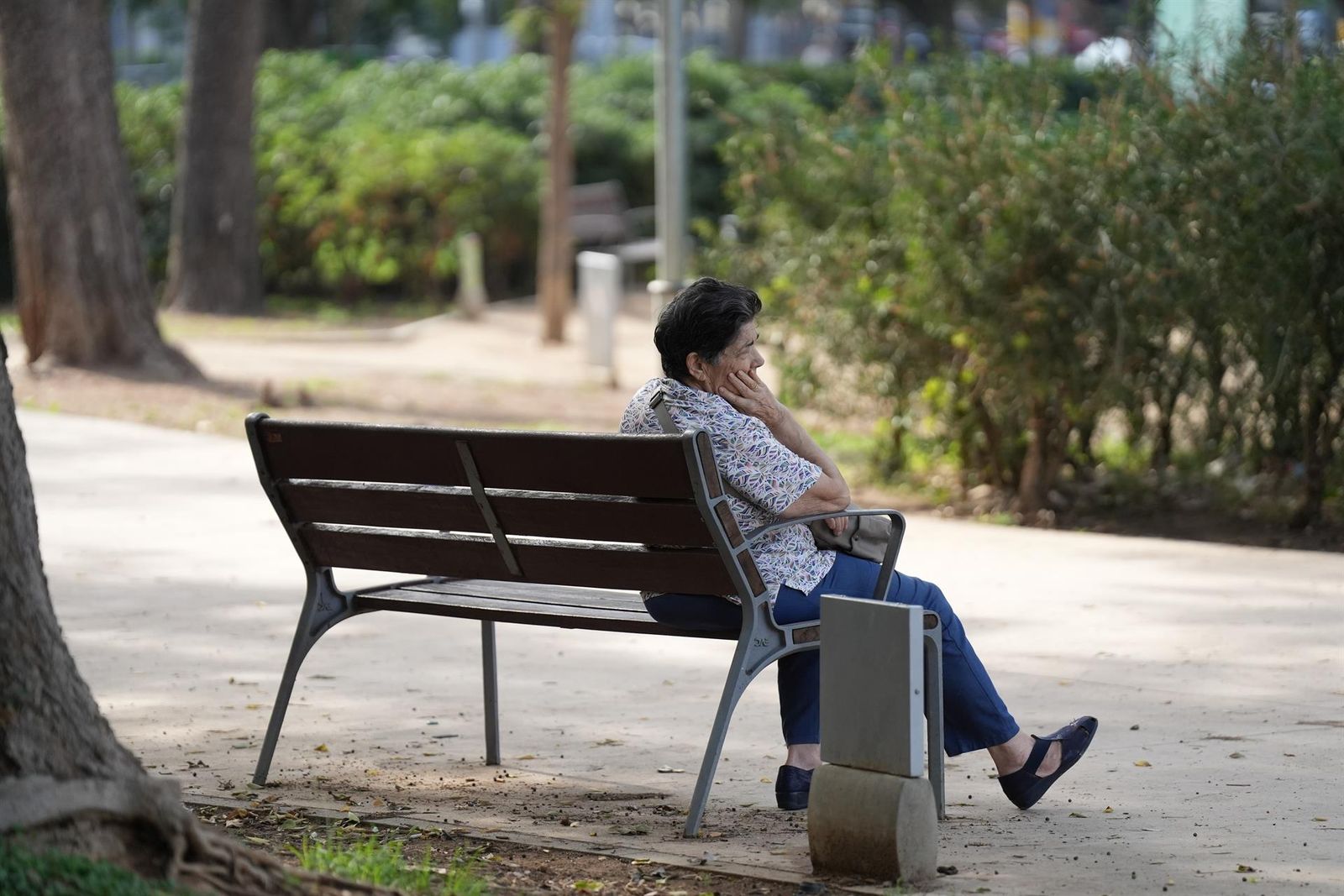 Soledad no deseada. Una persona sentada en un banco. David Zorrakino. Europa Press. Archivo.