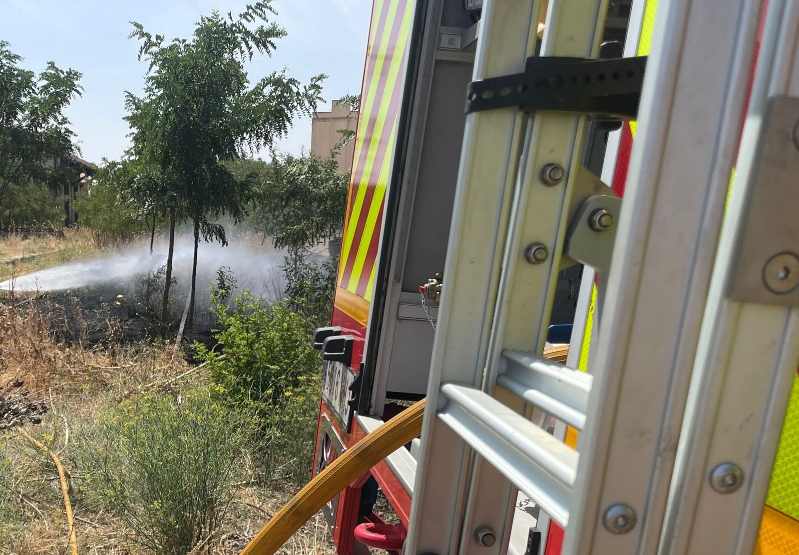 Intervención preventiva de los Bomberos de Benavente en un incendio de maleza en Manganeses de la Lampreana