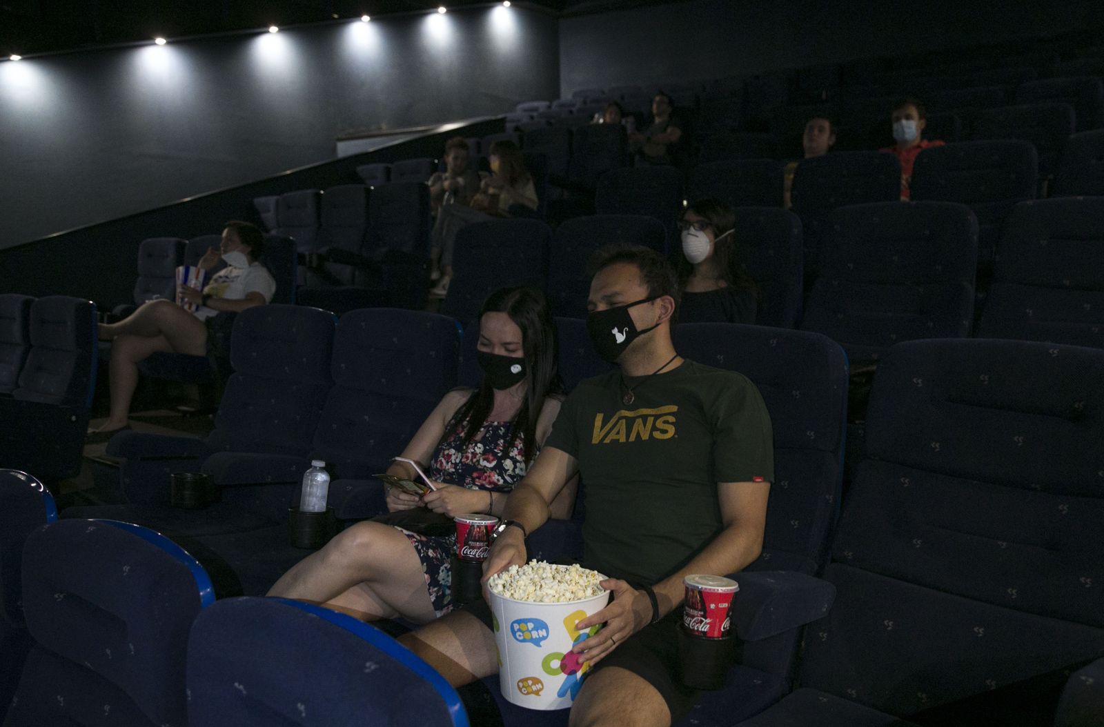 Una pareja en una sala de cine