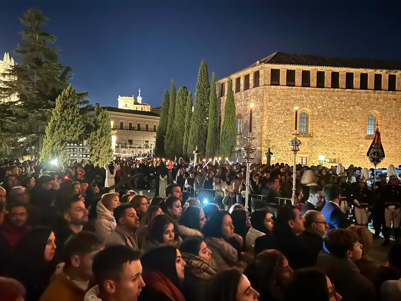 Procesión de la Hermandad Dominicana en la madrugada del Viernes Santo (3)