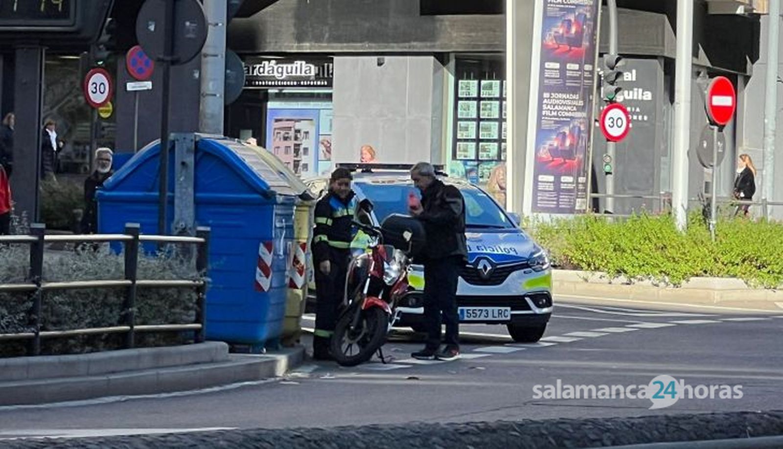 Se da a la fuga tras colisionar con una moto en la Glorieta de la UDS en Salamanca 