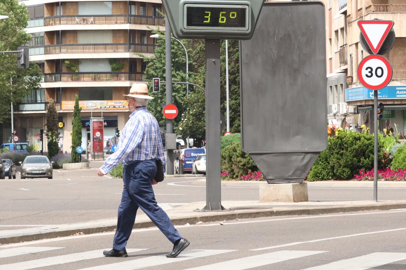 Un hombre pasea por Salamanca