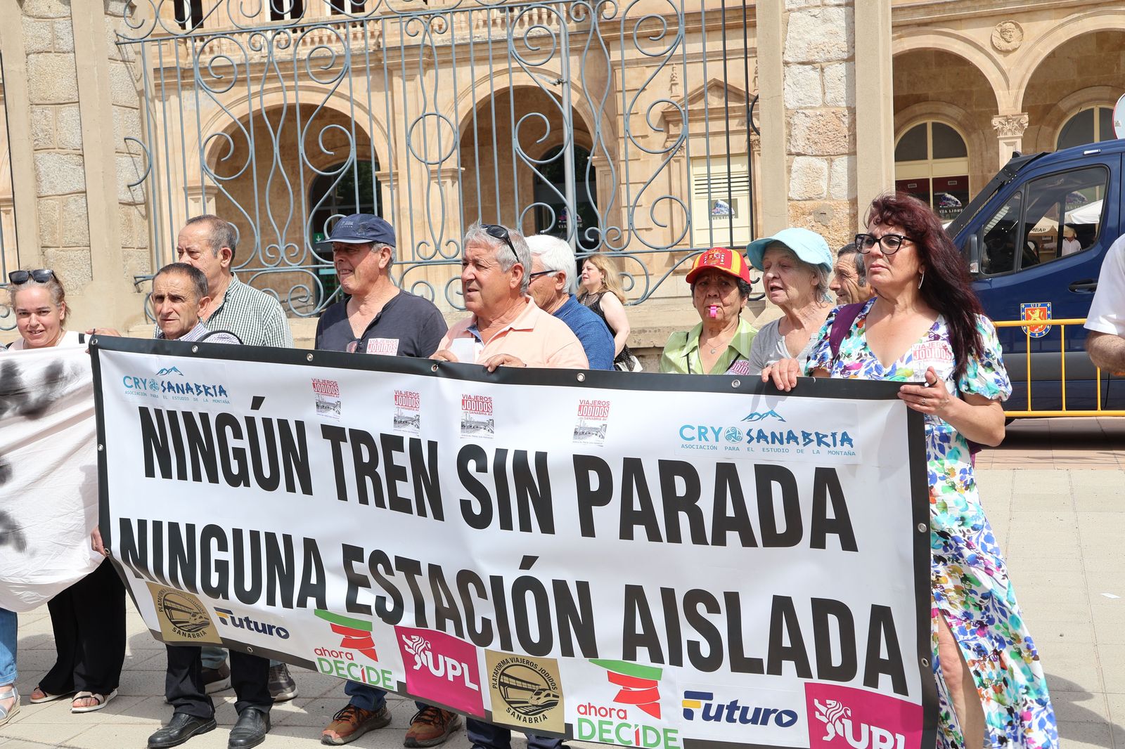 manifestacion-contra-la-perida-de-servicios-de-ave-4