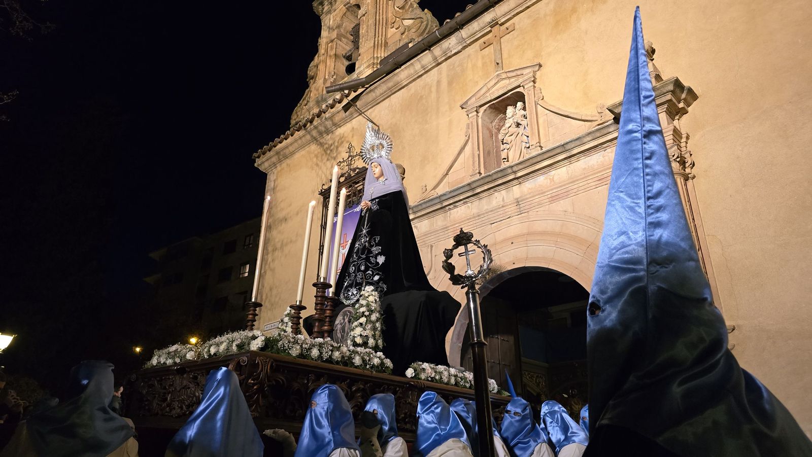 El Cristo de los Doctrinos y la Virgen de la Amargura saludan a sus fieles en Salamanca