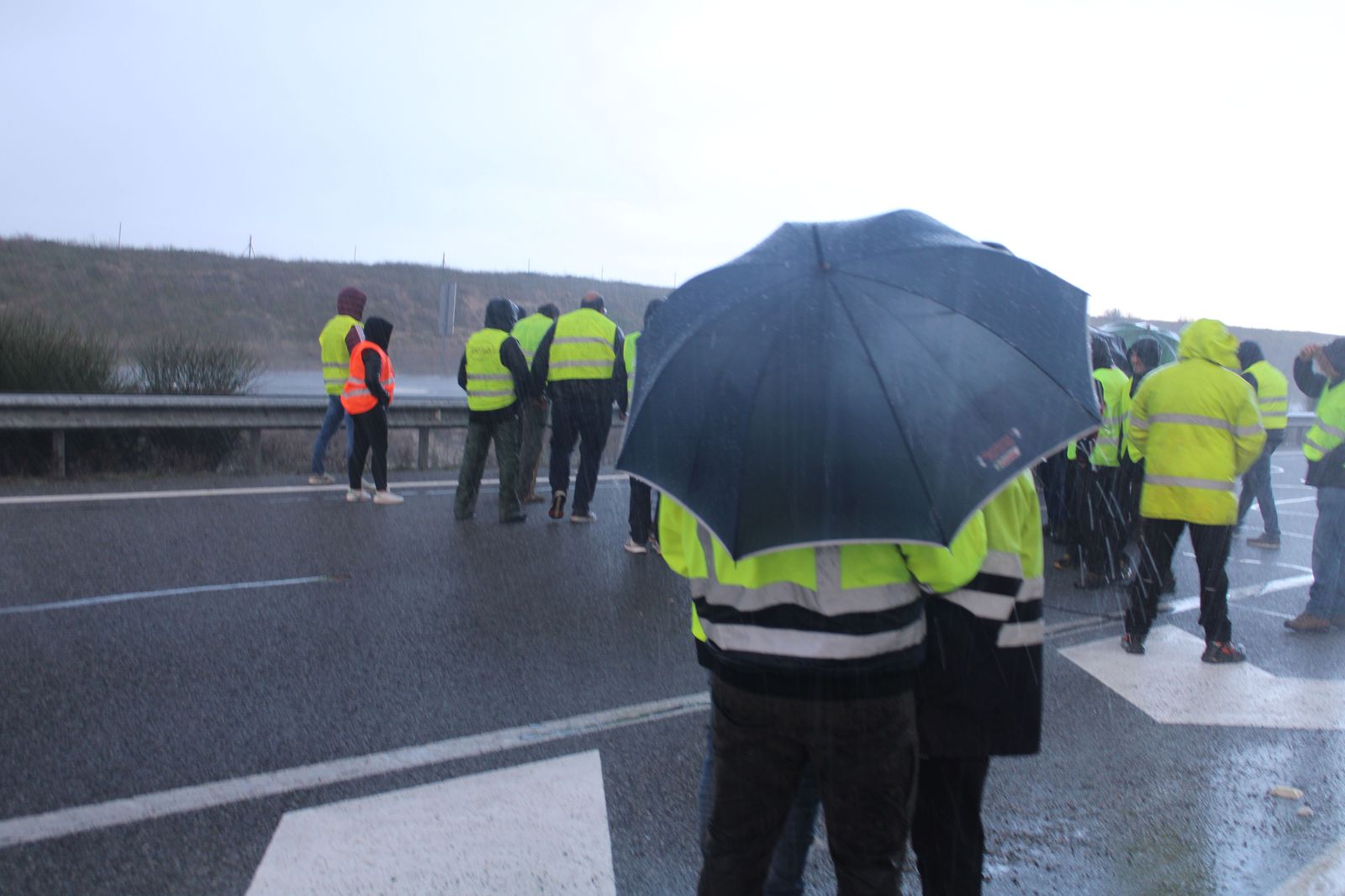 profesionales-del-campo-cortan-la-a-50-a-su-paso-por-penaranda-1