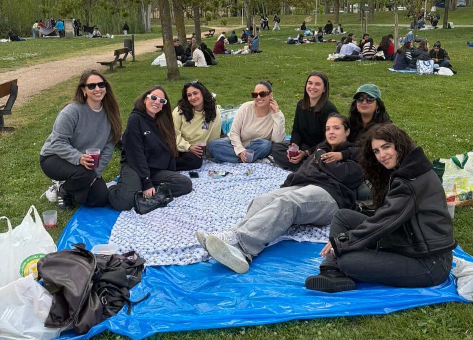 Jóvenes en el río Tormes por el Lunes de Aguas