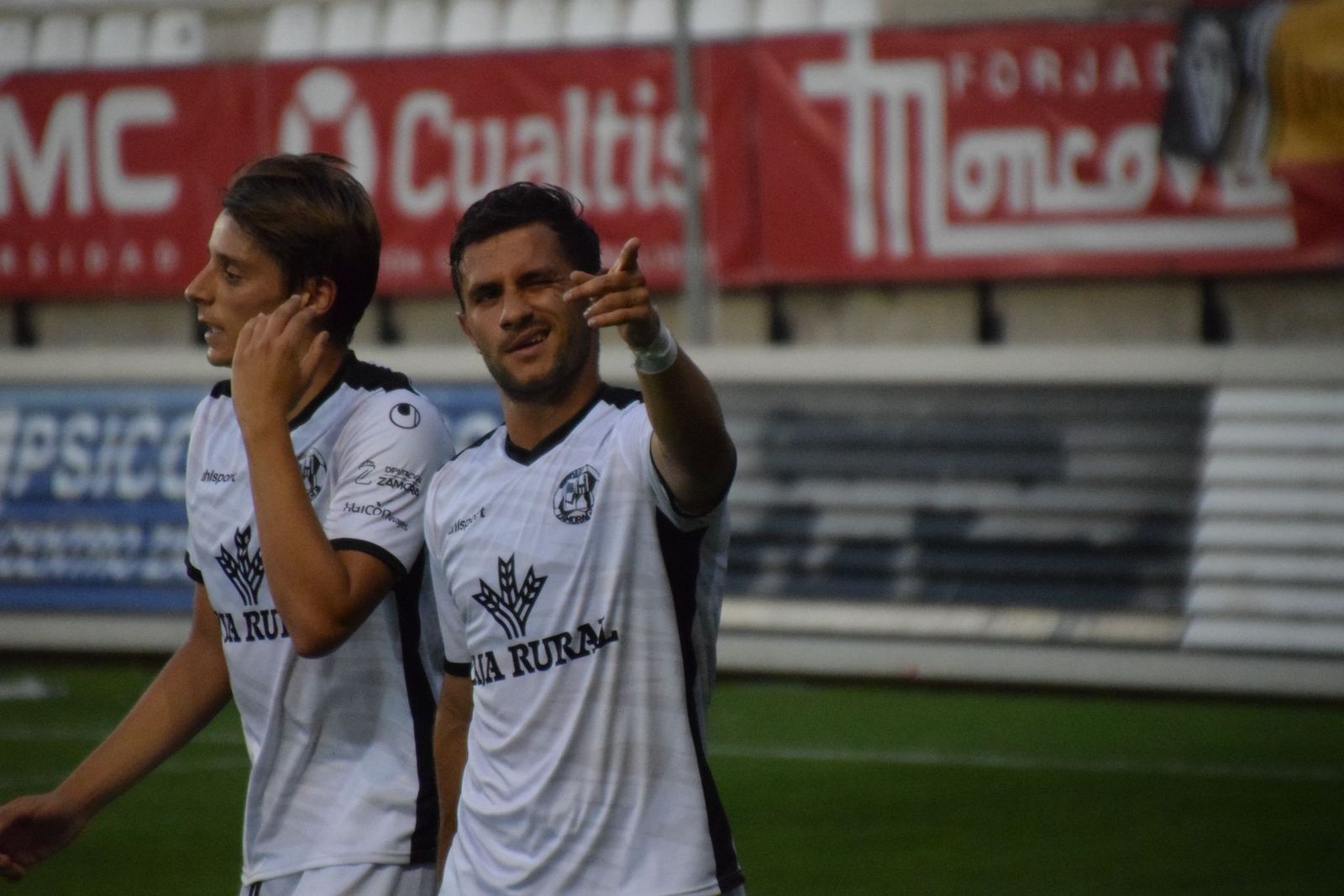 Mario Losada celebra un gol con el Zamora CF