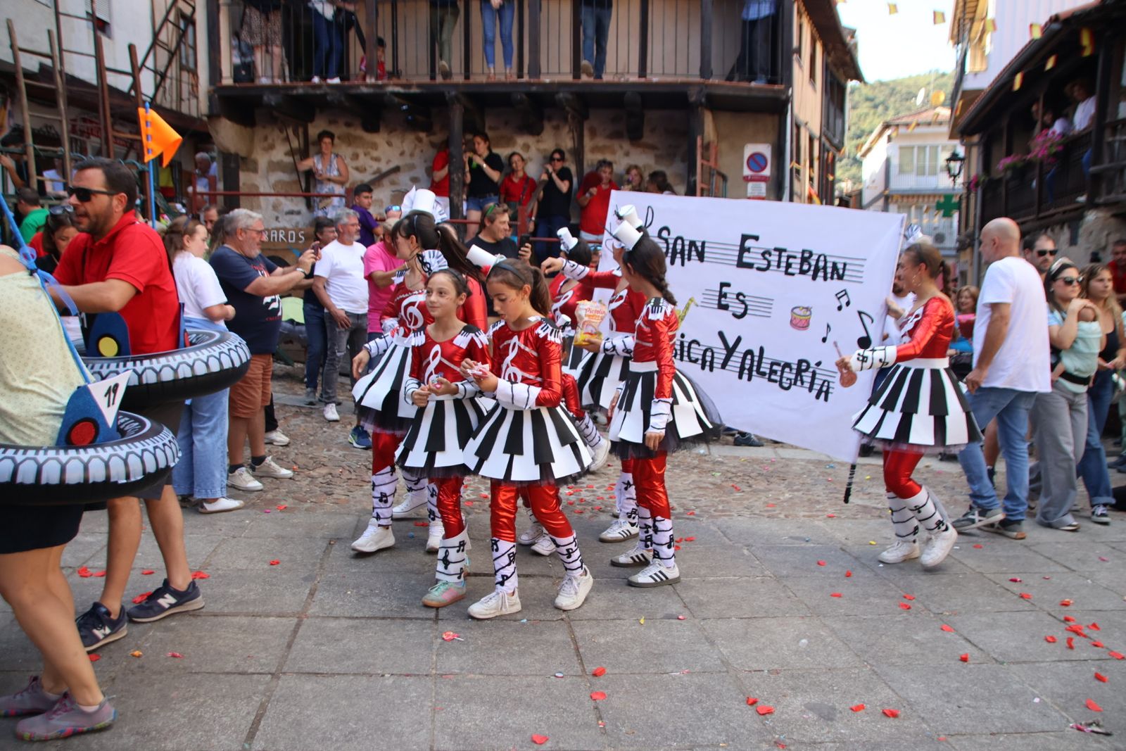 San Esteban de la Sierra, desfile de carrozas y disfraces
