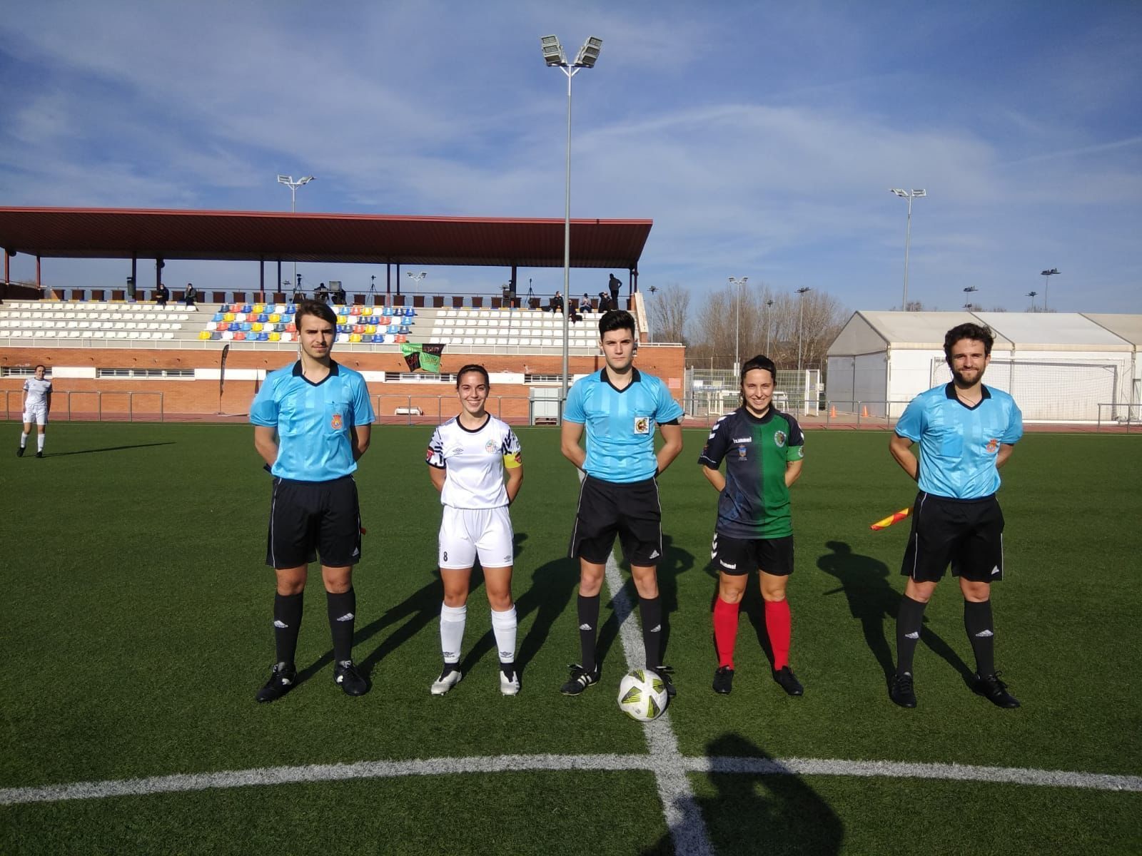 El trío arbitral con las capitanas / FOTO: Salamanca CF UDS femenino