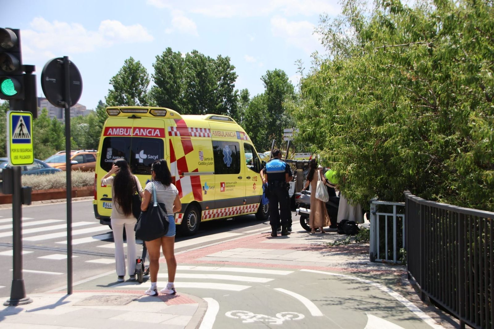 Colisión entre una moto y un vehículo en la rotonda de Los Milagros, puente de Sánchez Fabrés