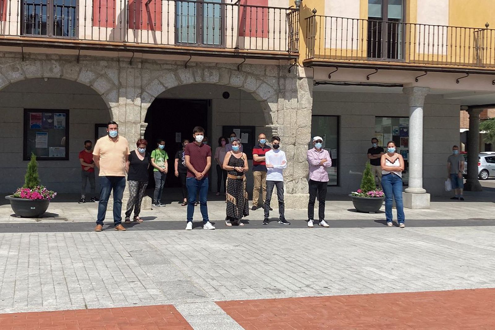 Concejales del Ayuntamiento de Peñaranda y trabajadores municipales han guardado un minuto de silencio