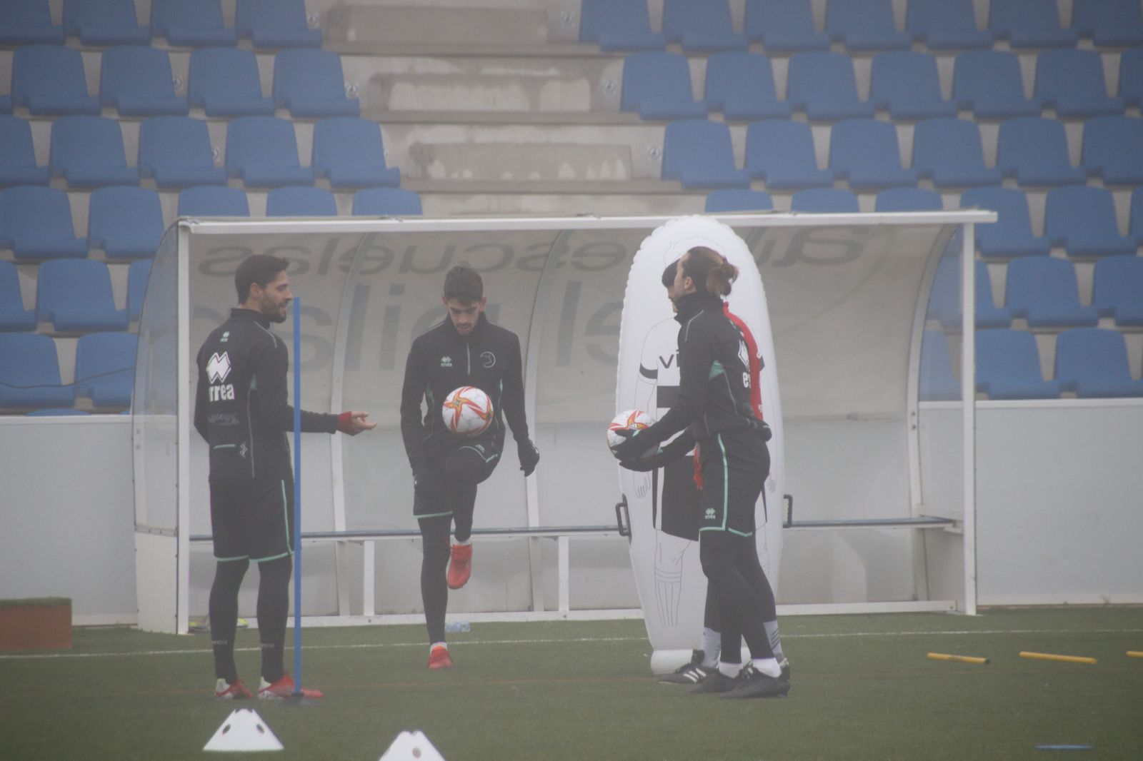 Marín, Lamadrid y Manu Sánchez, al margen de sus compañeros en el entrenamiento / FOTO SALAMANCA24HORAS.COM