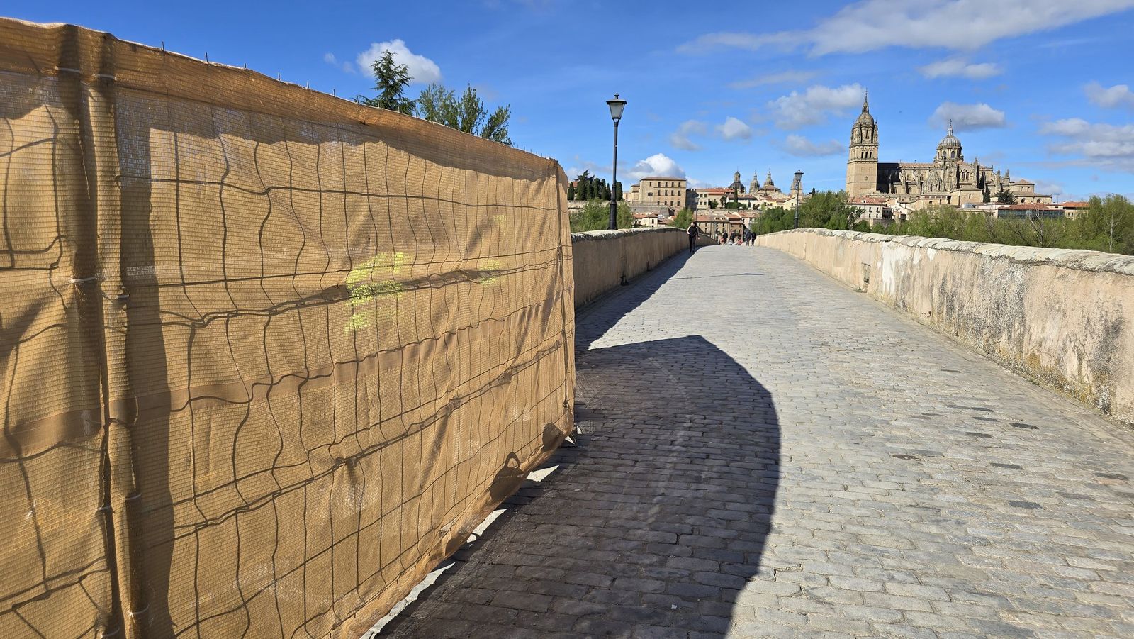 Comienzas las obras para reparar los pretiles del Puente Romano