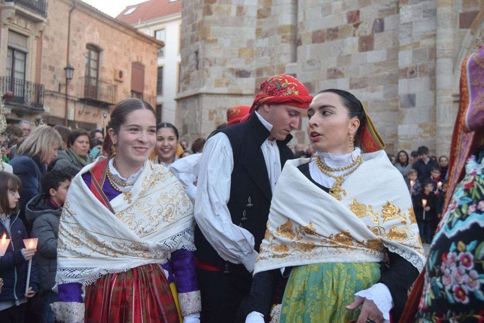 las-candelas-vuelven-a-unir-la-iglesia-de-san-juan-con-la-de-san-vicente-75