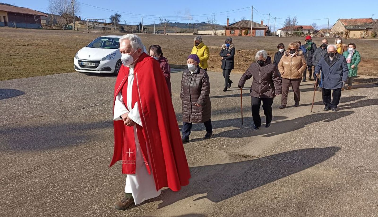 Los vecinos acompañan la procesión