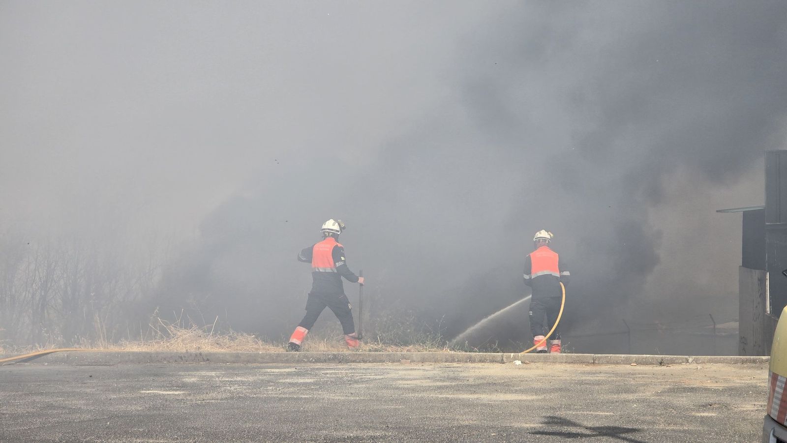 Los bomberos sofocan un gran incendio en el Polígono Industrial de Los Montalvos