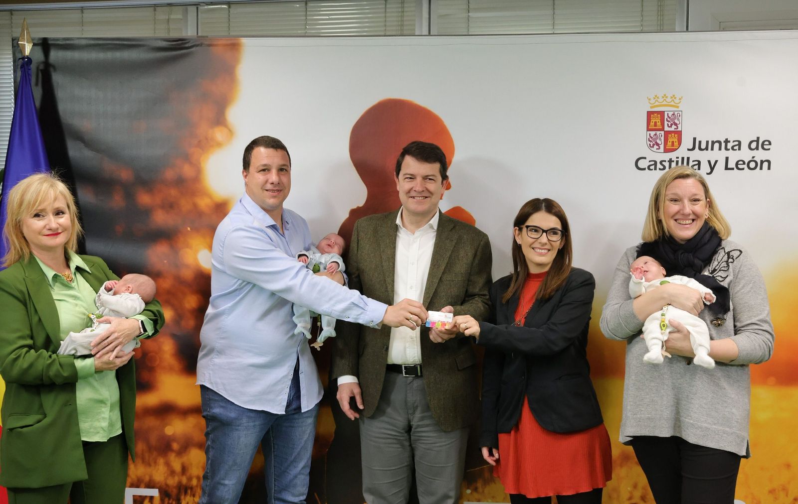 Entrega simbólica de la 'Tarjeta Familia'