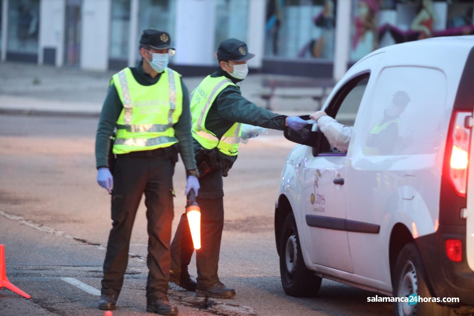 La Guardia Civil reparte mascarillas contra el coronavirus 14