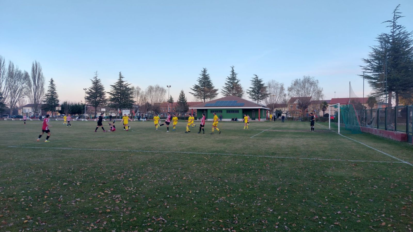 Un partido del Atlético Sanabria frente al CD Santa Croya en el CM Las Eras. Archivo