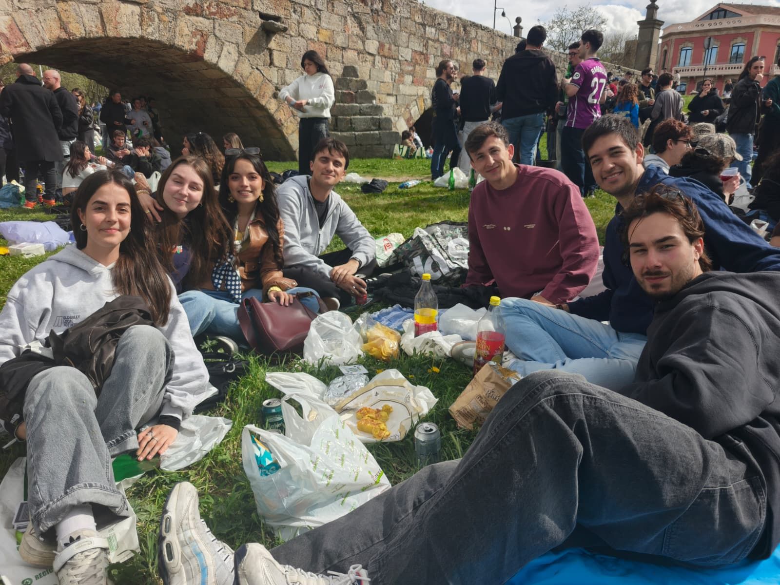 Un multitudinario Lunes de Aguas en Salamanca llena la ribera del Tormes