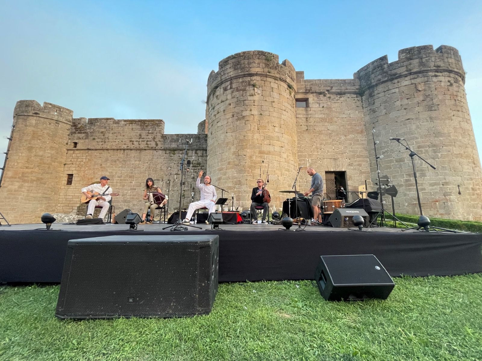 Puebla de Sanabria se convierte en la capital de la música folk con el protagonismo de Carlos Núñez.