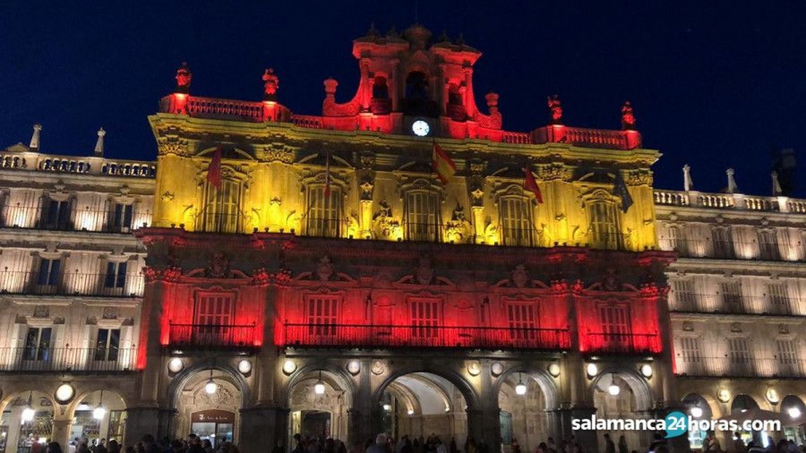 Fachada Plaza Mayor bandera España Fachada Plaza Mayor bandera España