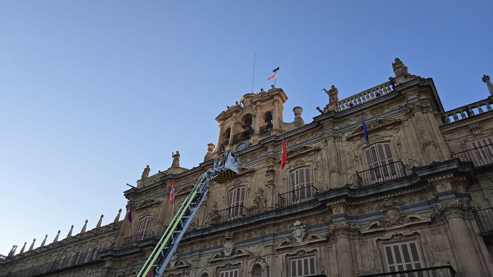 El alcalde de Salamanca, Carlos García Carbayo, y miembros de la Corporación Municipal asisten al tradicional acto de colocación de La Mariseca