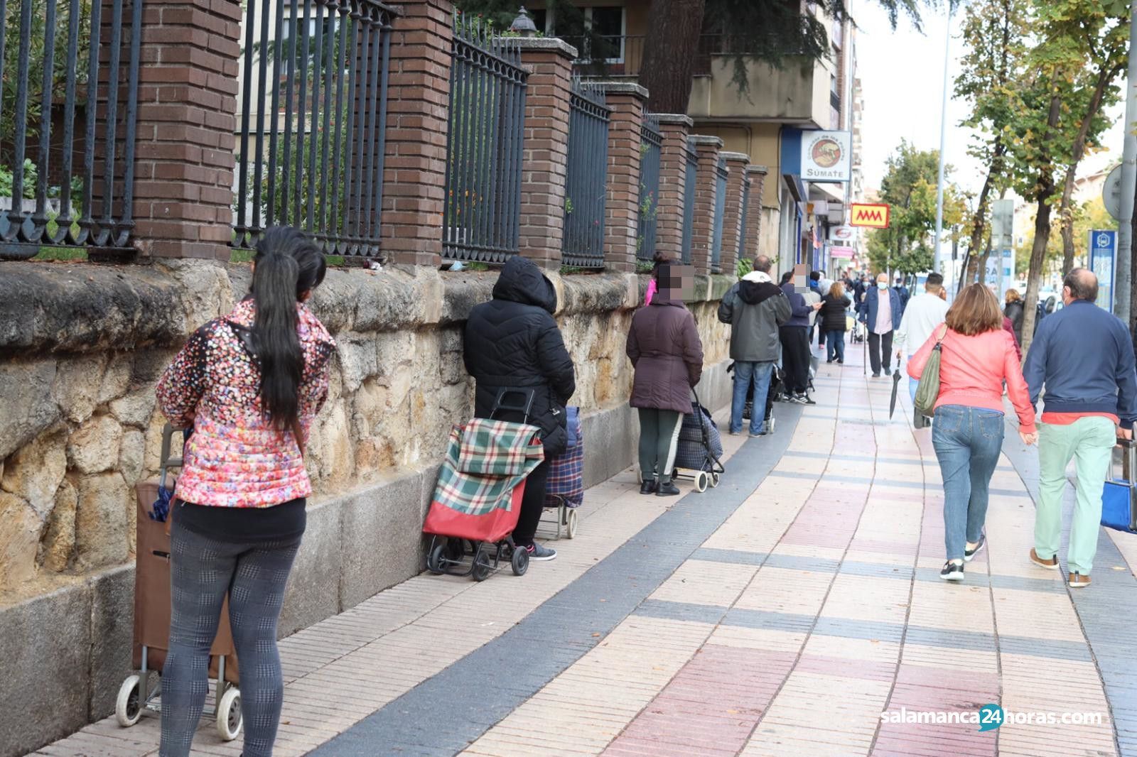 Una imagen habitual en el último año a las puertas del Comedor de los Pobres