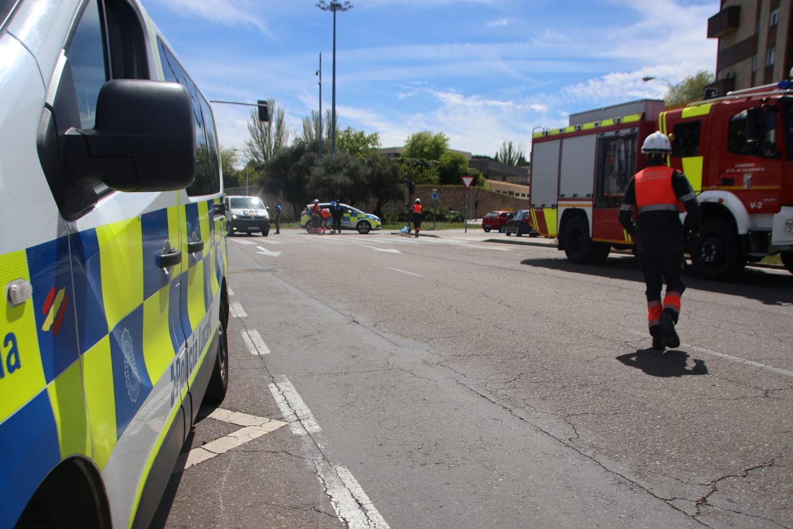 Los bomberos intervienen en la glorieta Leonardo da Vinci por un vertido de aceite tras un golpe a un turismo