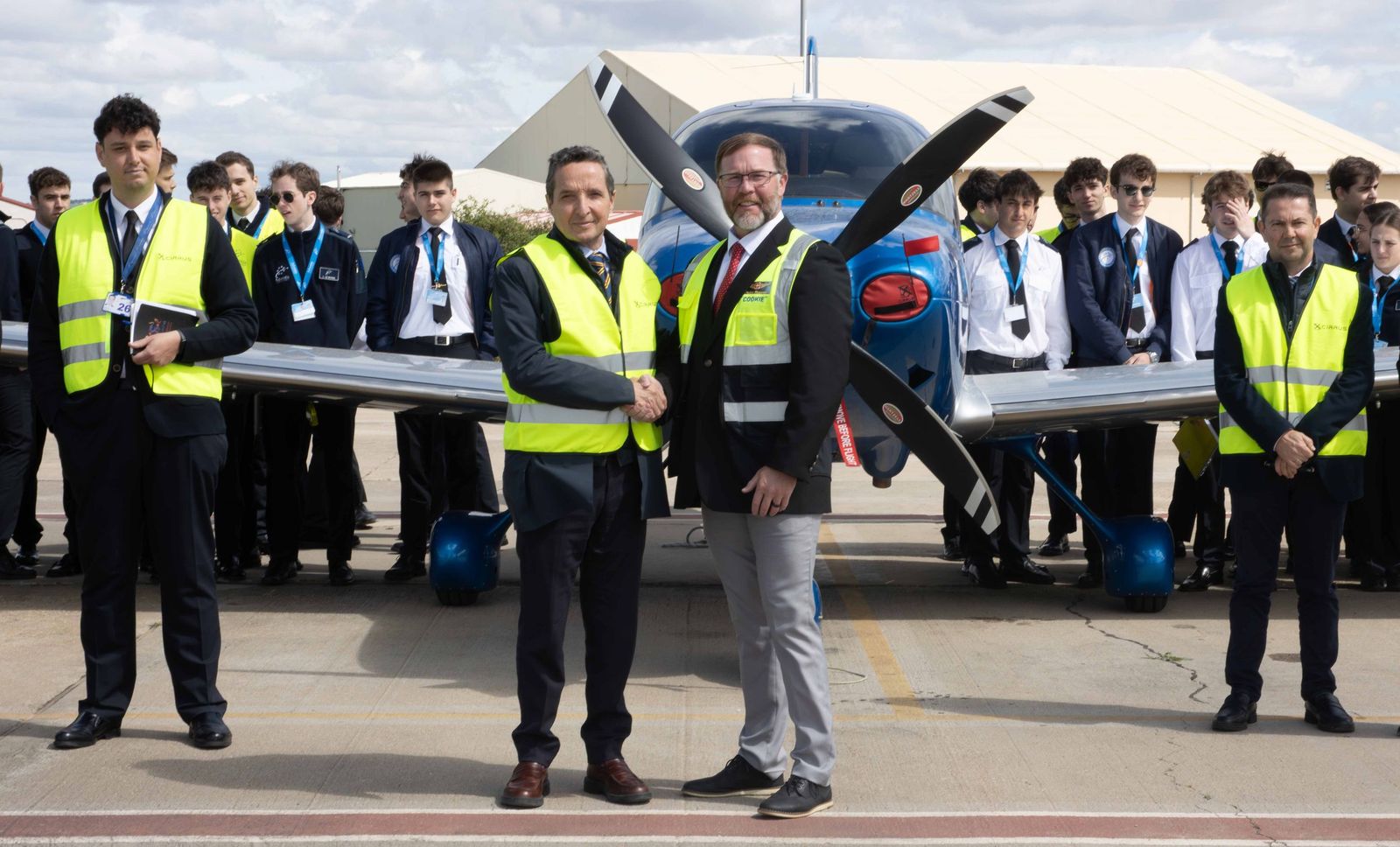Juan Manuel Corchado, rector de la USAL, junto a Jerry Pharr, representante de la compañía Cirrus Aircraft, en el Campus Aeronáutico de Matacán.